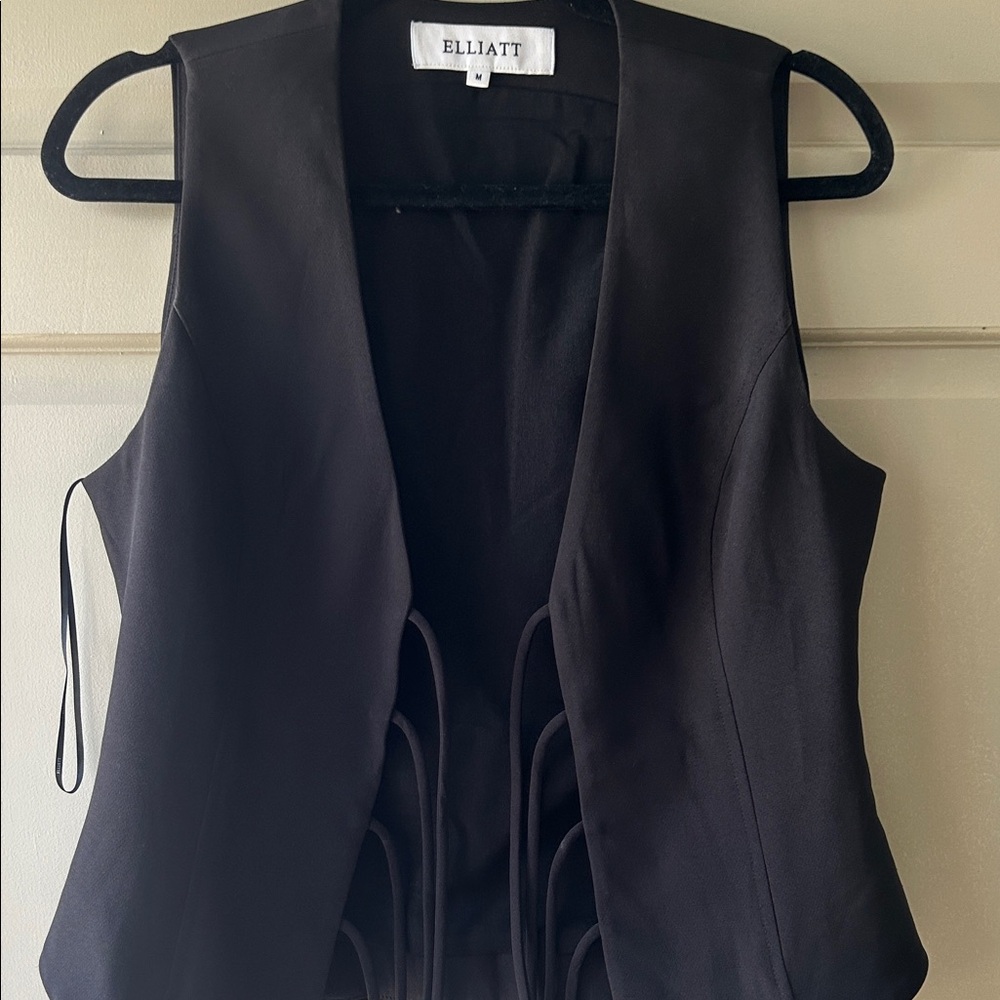 Elliatt Black Sleeveless Open-Front Vest with Structured Panels